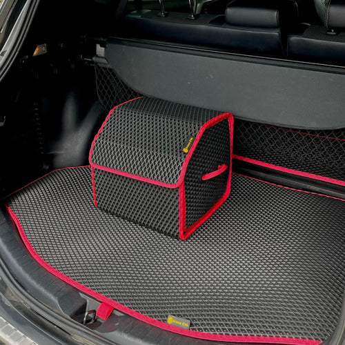 Op maat gemaakte zwarte en rode kofferbak organizer voor auto-interieur.