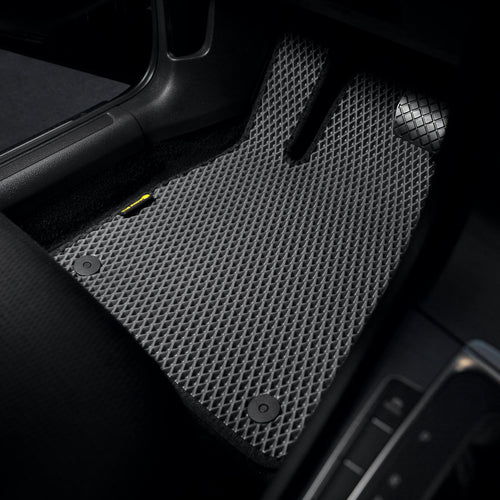 Iš arti parodytas aukščiausios kokybės automobilio grindų kilimėlis iš Prime EVA, kuriame matyti sudėtingas dizainas ir patvarumas.