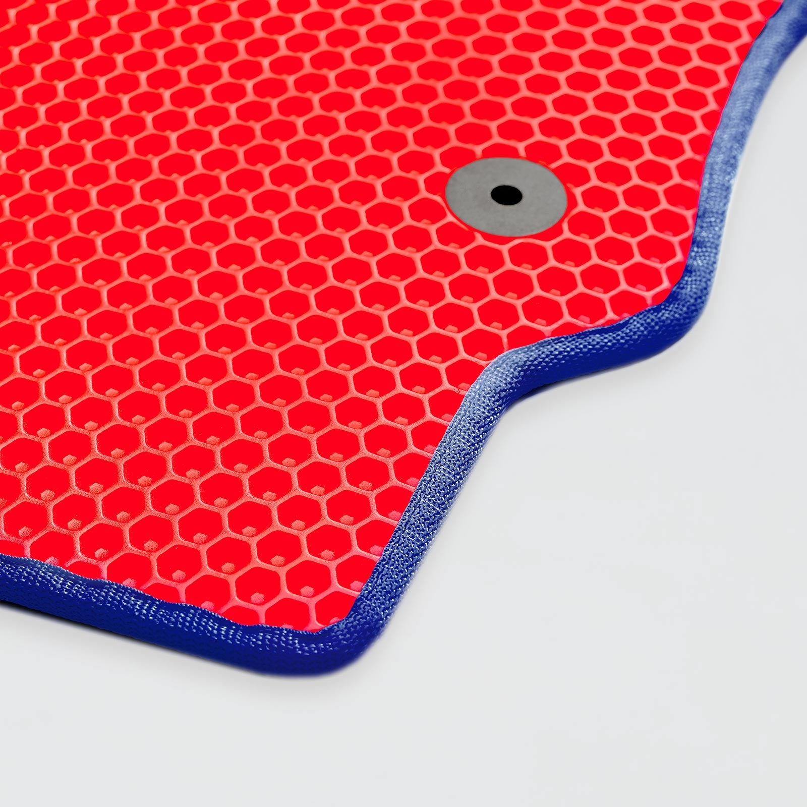 Red honeycomb pattern mat with blue edging and a circular black detail.